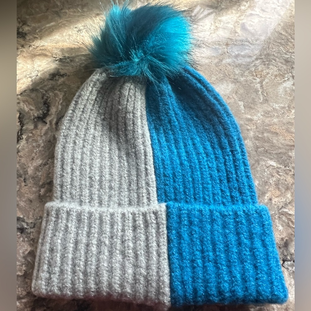 New York & Co Women’s 2 Tone Winter Hat with PomPom NWT
